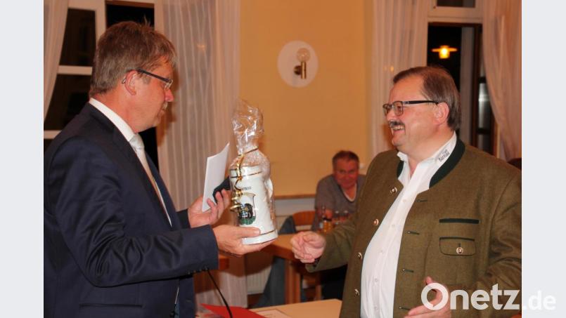 Mit einem Geschenk bedankte sich Bürgermeister Alfred Stier (rechts) für die mehr als 30jährige Stadtratstätigkeit bei Alfred Wolf. Bild: kro