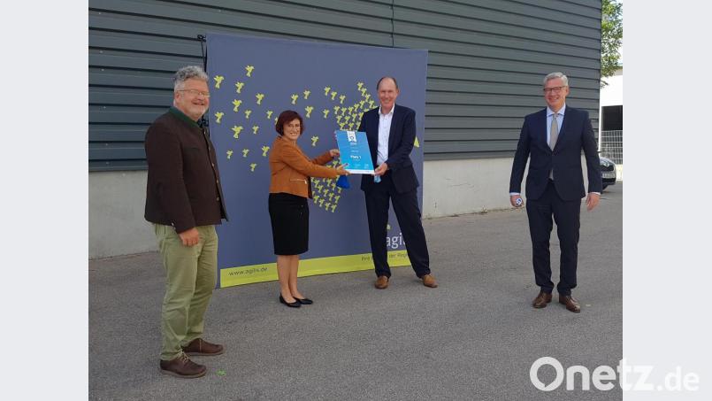 BEG-Geschäftsführerin Bärbel Fuchs überreichte den Agilis-Geschäftsführern (von rechts) Michael Vulpius und Axel Henninghausen die Urkunde über den ersten Platz bei der Servicequalität. Stefan Schell (links) vom Bayerischen Verkehrsministerium gratulierte. Bild: gib
