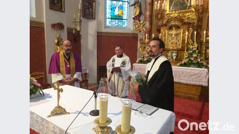 Gemeinsam feierten (von links) Domkapitular Wolfgang Hörl aus der Diözese Eichstätt, der Gebenbacher Pfarrvikar Christian Preitschaft und Pfarrer Stefan Fischer aus Hirschau mit zahlreichen Gläubigen beider Konfessionen den ökumenischen Gottesdienst des Mausbergfests. Bild: swo