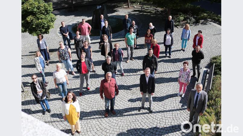 Das gesamte Lehrerkollegium der Kreismusikschule mit Landrat Roland Grillmeier. Bild: Kreismusikschule/exb