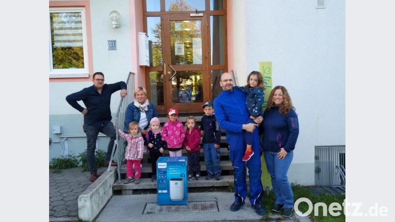 Bürgermeister Stephan Schübel, Einrichtungsleiterin Sabine Doß (von links) und die Mädchen und Buben des gemeindlichen Kinderhauses Pechbrunn freuen sich über die Spende der Firma Fischer. Mit im Bild Ingo und Sandra Fischer zusammen mit Tochter Ida. Bild: Sabine Doß/exb