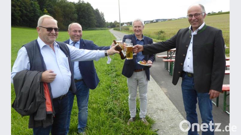 Sie stoßen auf unfallfreie Fahrten auf diesem Weg an: Altbürgermeister Götz, sein Nachfolger List, Baudirektor Kederer und stellvertretender Landrat Nickl. Bild: fsb