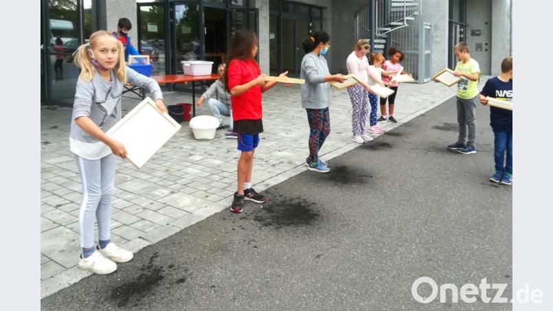 Papier zu schöpfen, machte den Kindern Spaß. Bild: njn