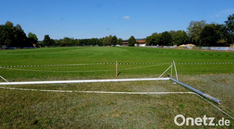 Der Ball kann wieder rollen an der Plößberger Straße in Floß. Der Rasen des A-Platzes wurde neu angelegt und gedieh prächtig. Bild: le