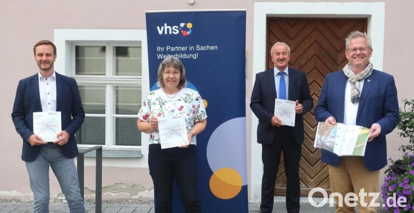 Die Geschäftsführer Andre Meidenbauer und Barbara Genzken-Schindler, Vorsitzender Franz-Xaver Huber und Oberbürgermeister Andreas Feller (von links) stellten das neue Programm der Volkshochschule Schwandorf vor. Bild: Hirsch