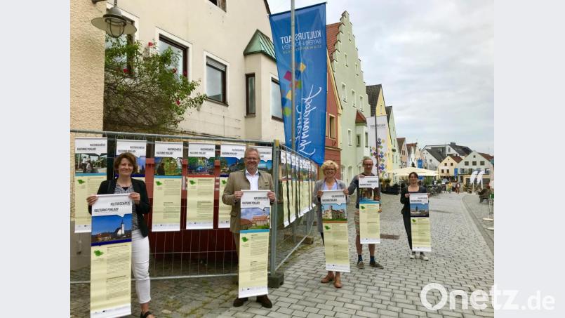 An Bauzäunen sind die zweisprachigen Banner mit den Kulturschätzen aus Bayern und Böhmen aufgehängt. Bild: Johannes Lohrer/exb
