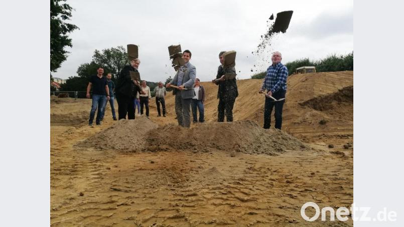 Da fliegt der Dreck. Otto-Josef Langenhan vom BRK-Kreisverband, Bürgermeister Rudolph Teplitzky, Architekt Christian Schönberger und Firmeninhaber Michal Baumer eröffnen die Baustelle offiziell. Bild: wpt