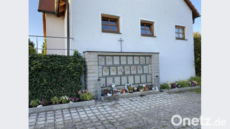 In der Urnenwand auf dem Friedhof sind noch neun Fächer frei; der Gemeinderat diskutiert, welche anderen Möglichkeiten es für Urnenbestattungen gibt als eine Verlängerung dieser Wand. Bild: Eichl