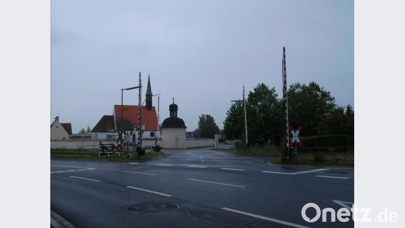 Wegen Gleisarbeiten wird der Bahnübergang „Bahnhofstraße/Kahrmühlweg“ vom 18. bis 21. September für den gesamten Verkehr geschlossen. Bild: bjp