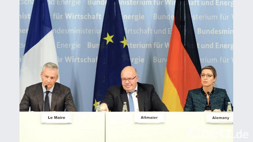 Als seine Pressesprecherin tritt Tanja Alemany Sanchez de León (rechts) oftmals an der Seite des Bundeswirtschaftsministers Peter Altmaier (Mitte) in Erscheinung. An dieser Pressekonferenz nahm auch der französische Wirtschaftsminister Bruno Le Maire (links) teil. Archivbild: Bundeswirtschaftsministerium/exb