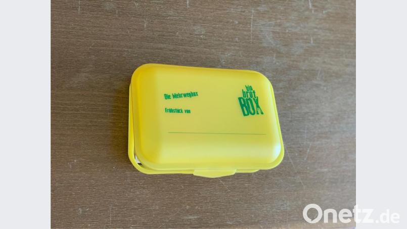 Die Erstklässler der zehn Schulen in der Ökomodellregion dürfen sich über eine gelbe Brotzeitbox samt Inhalt freuen. Bild: Cornelia Strigl/exb