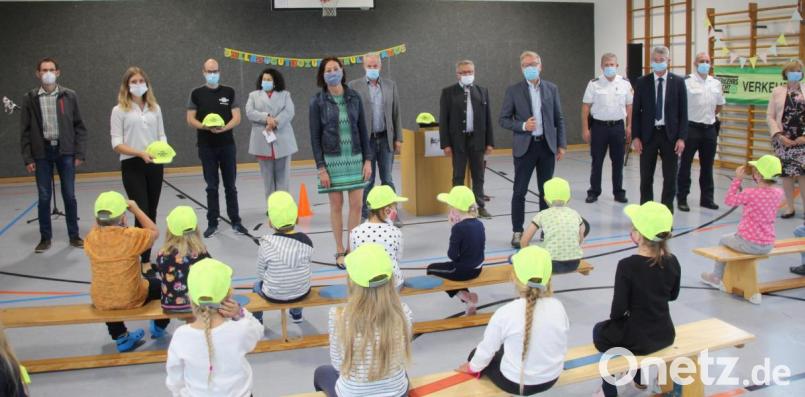 Gruppenbild der Ehrengäste zur Aktion „Sicher zur Schule – Sicher nach Hause“. Bild: fsb