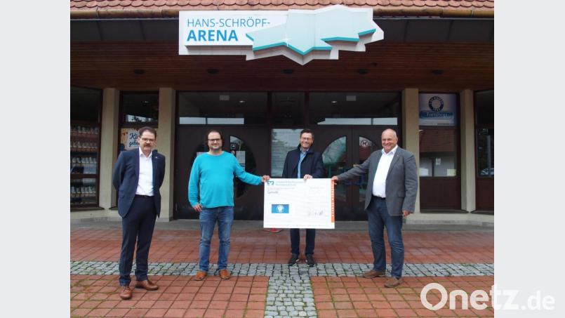 Die Verantwortlichen des 1. EV Weiden bekommen den Spendenscheck von Landtagsabgeordnetem Christoph Skutella. Bild: Nicole Weiß