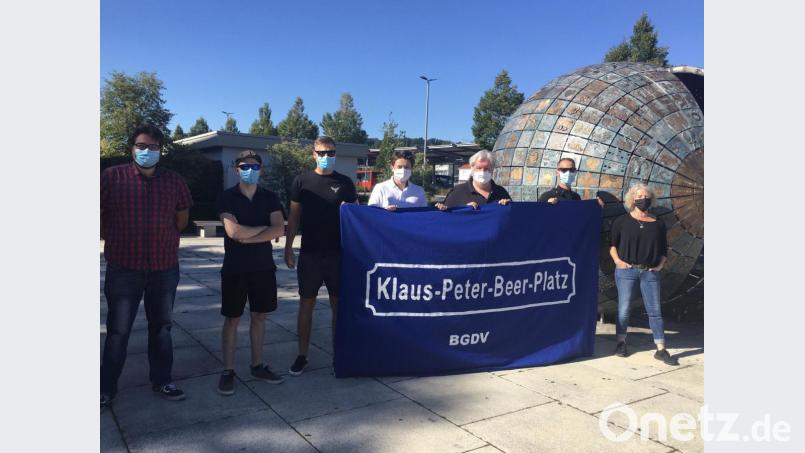 Das Bündnis gegen das Vergessen hat den Multifunktionsplatz symbolisch in Klaus-Peter-Beer-Platz umbenannt, um an das Opfer rechter Gewalt in Amberg zu erinnern: Zwei Neonazis hatten vor 25 Jahren den homosexuellen Beer schwer misshandelt und ihn in die Vils geworfen, wo er ertrank. Bild: Kathrin Birner/exb
