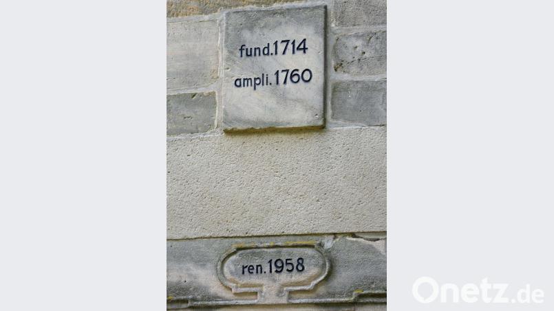 Eine Stele aus Stahl erinnert in Wort und Bild an die Entstehung der Bergkirche Maria Zell. Bild: ü