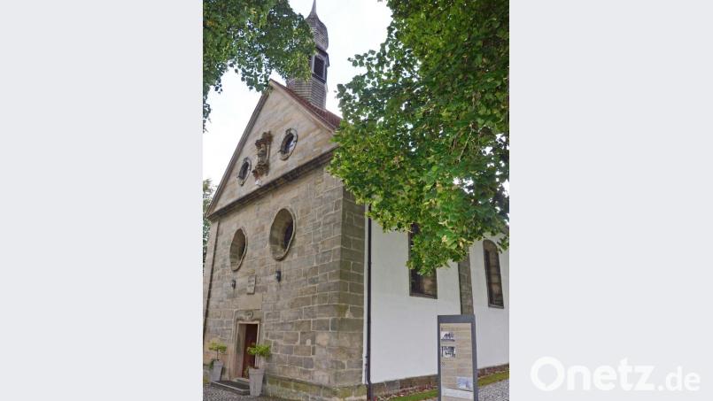 In der Fassade des Gotteshauses sind die Jahreszahlen der Entstehung und Vergrößerung der Bergkirche eingemeißelt. Bild: ü