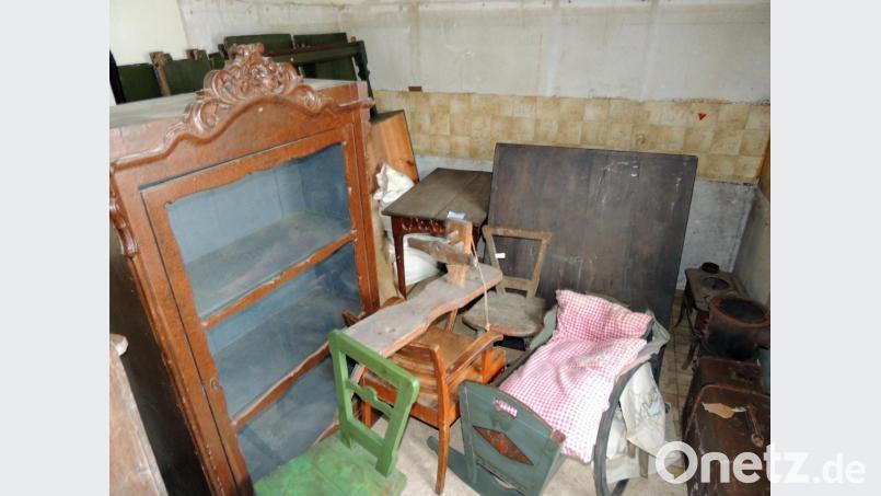 Die Außendepots des Kultur- und Militärmuseums müssen geräumt werden. So gibt es von Militariagegenständen bis zu alten Bauernschränken beim Trödelmarkt zahlreiche Exponate abzugeben. Bild: mor