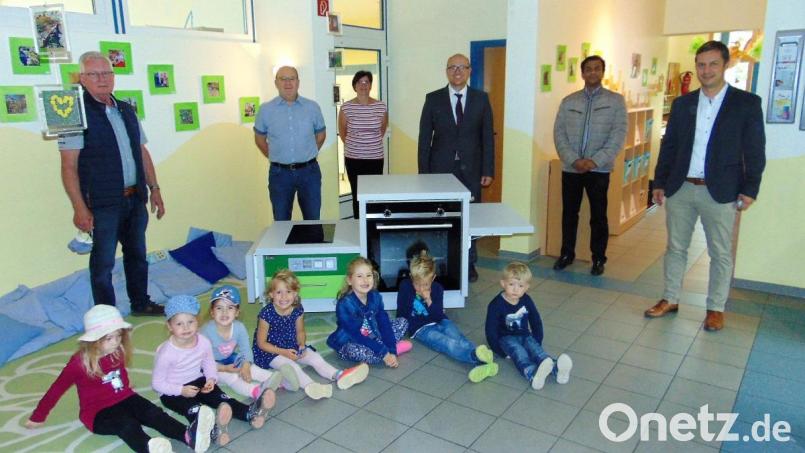 Die Gäste bestaunen die neue mobile Küche im Ebnather Kinderhaus. Im Bild: (von rechts) Bürgermeister Wolfgang Söllner, Pfarrer Pater Anish George, Kirchenpfleger Stefan Kausler, Kinderhausleiterin Bianca Kastner, Schreiner Manfred Philipp und Hubert Becher von der Kirchenverwaltung. Bild: soj