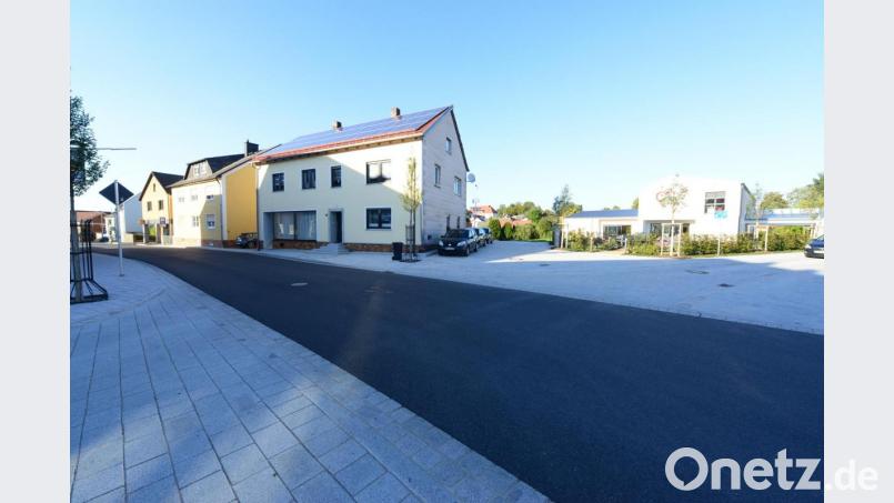 Von dieser Position blickt der Autofahrer aus der Ludwig-Müller-Straße kommend in Richtung Marktplatz und Rathaus. Das sieht die Freie Wählergemeinschaft kritisch und beantragt deshalb die Wiederaufstellung eines Verkehrsspiegels an der Einmündung der Heubachgasse (rechts im Hintergrund). Bild: bey