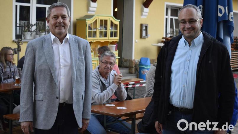Bürgermeister Joachim Neuß (links) gratuliert dem neuen Ortssprecher von Ranna, Stefan Egerer, zu seiner Wahl. Bild: Karl Schwemmer