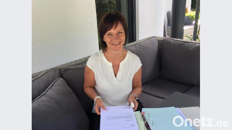 Eva-Maria Plank versucht trotz ihrer Schmerzen und, im übertragenen Sinn, der schmerzhaften Erfahrung mit Kostenstellen zu kämpfen und tapfer zu lächeln. Bild: ihl