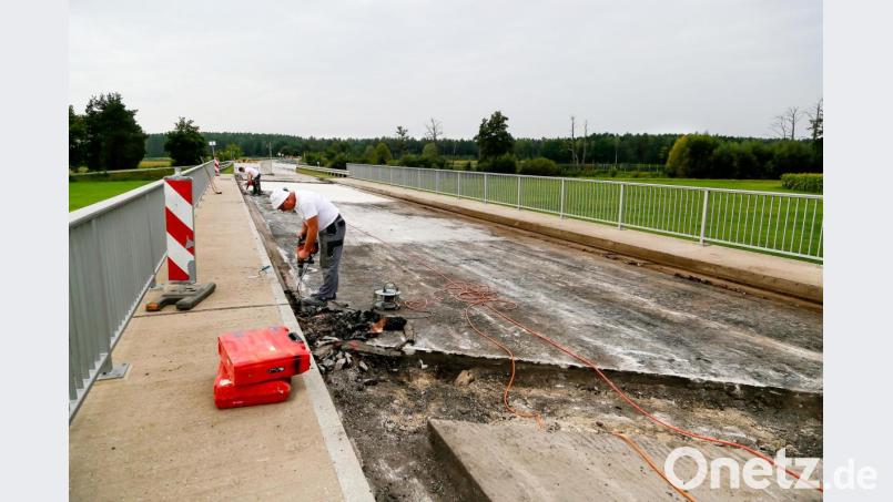 Die Brücke über den Fensterbach bei Irrenlohe (Bild) und eine weitere Überführung im Zuge der Kreisstraße Schwandorf-Schwarzenfeld werden saniert. Bild: Hösamer