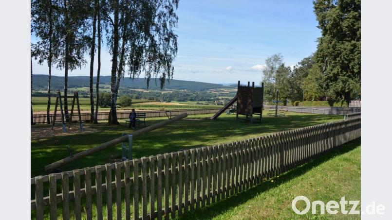 Vom Kinderspielplatz aus gibt es einen herrlichen Blick über Bad Neualbenreuth und das Stiftland, ein Besuch lohnt sich. Bild: jr