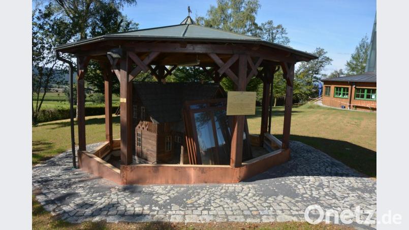 Auch der Bereich rund um den Pavillon wurde neu hergerichtet. Dort ist das Modell des ehemaligen Tillenberg-Schutzhauses im kleineren Maßstab zu bewundern. Bild: jr