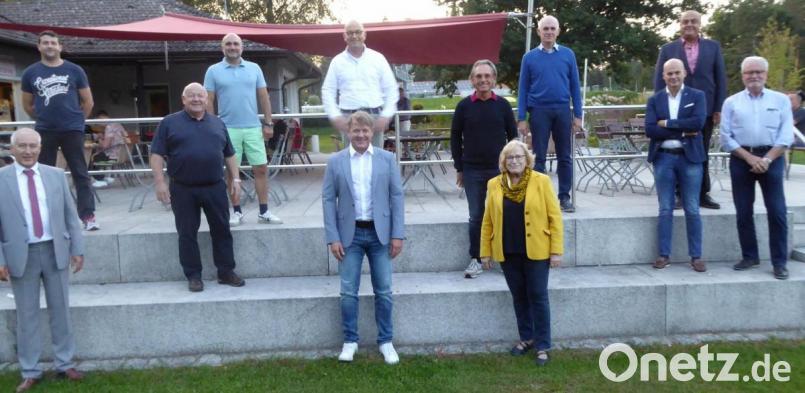 Die neu gewählte Vorstandschaft der Bürgerliste mit (vorne, von links) dem bisherigen Vorsitzenden Reinhard Meier, dem neuen Chef Jürgen Meyer und Schriftführerin Renate Jahreis, Schatzmeister Clemens Sammet (Dritter von rechts), den beiden anwesenden Stellvertretern Theodor Klotz (Vierter von rechts) und Stefan Rank (Dritter von links) sowie weiteren Beisitzern. Bild: fsb