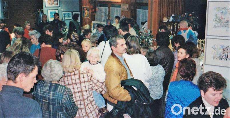Im Jahr 1997 war klar, die Räume des Pfarrheims reichen nicht mehr aus, um sowohl den Ausstellern und auch den Besuchern gerecht zu werden. Bild: wlr