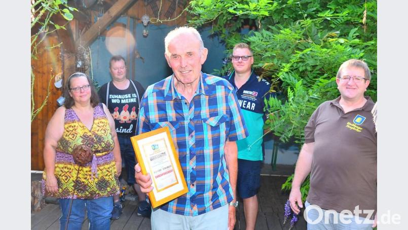 Zweiter Vorstand Richard Riedl (rechts) verleiht Norbert Schindler (vorne) die Ernennung zum Ehrenpräsidenten der Waidhauser Imker in Begleitung von Brigitte und Rolf Kühn, sowie Jürgen Bauer (von links). Bild: fjo