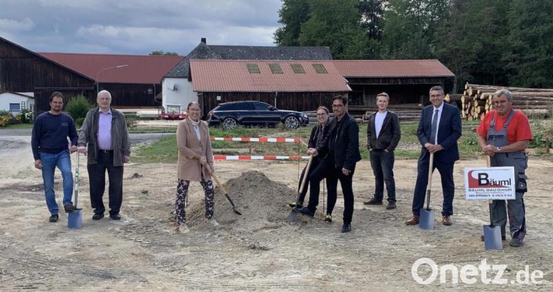 Beim Spatenstich für das neue Mulitfunktionsgebäude in Großkonreuth dabei waren (von links) Josef Weidhas vom Bauhof, Marktrat Siegfried Scharnagl, Landschaftsarchitektin Gisela Fanck-Reiter, Frau Kirschneck und Peter Hilgarth vom Architekturbüro Hilgarth, Bürgermeister Franz Schöner und zwei Vertreter der Baufirma Bäuml. Bild: kro