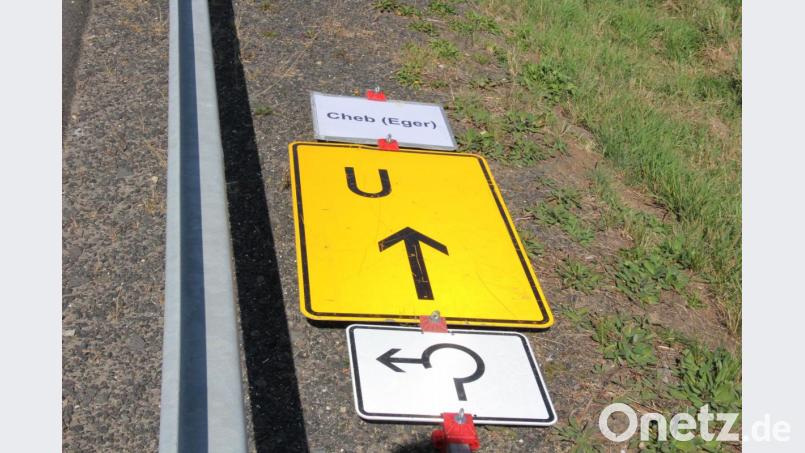 Das Schild für die Umleitung nach Cheb/Eger lag am Sonntagnachmittag am Kreisverkehr in Konnersreuth neben der Leitplanke parat. Bild: kro