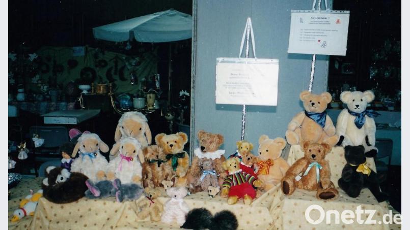 2001 zogen Teddybär und Co. in die Turnhalle der Ludwig-Meier-Schule um. Eine große Erleichterung für das Organisatorenteam und viel Platz um noch zusätzlichen Künstlern den Raum für ihre Sachen zu geben und den Gästen Bewegungsfreiheit beim Bestaunen der Kunstgegenstände zu bieten. Bild: wlr