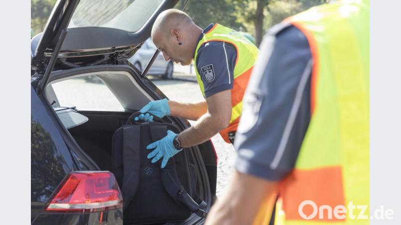 Bei der Kontrolle eines Pkw finden Waidhauser Zöllner über 100 Gramm Marihuana. Bild: Lowak