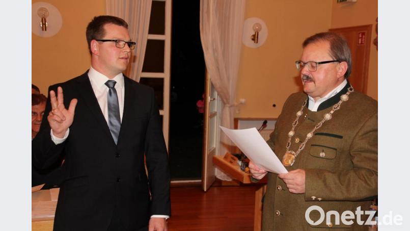 Bürgermeister Alfred Stier vereidigte "Nachrücker" Stefan Schmidkonz als neuen Stadtrat. Bild: kro