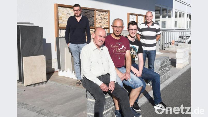 Geschäftsführer Heribert Lang (links hinten) und Christian Lang (rechts hinten) freuen sich über die Fliesenleger in dritter Generation in ihrem Betrieb (v.l.n.r.): Klaus-Dieter, Dieter und Korbinian Seidel. Bild: Gabi Schönberger