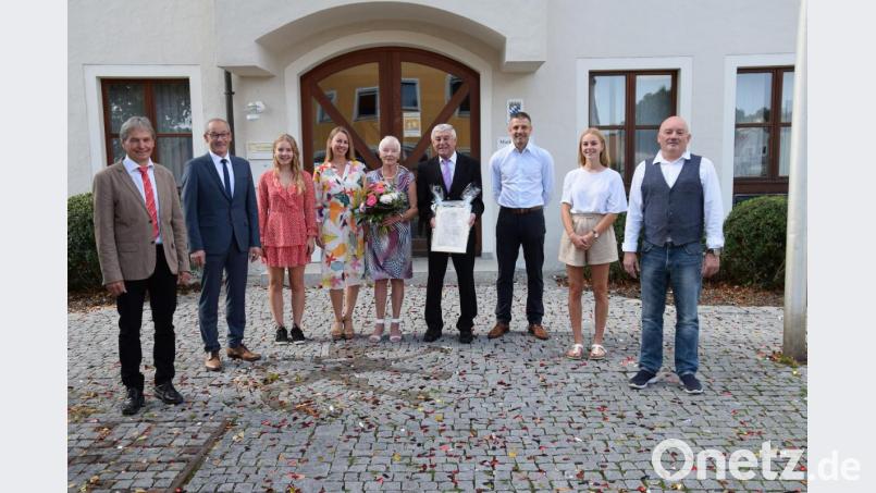 Für seine Verdienste um seine Heimatgemeinde wurde Altbürgermeister Gotthard Färber (Mitte mit Urkunde) mit der Ehrenbürgerschaft des Marktes Rieden ausgezeichnet. Von links: 2. Bürgermeister Josef Weinfurtner, Bürgermeister Erwin Geitner, Magdalena Färber, Silvia Färber, Hedwig Färber, der neu ernannte Ehrenbürger Gotthard Färber, Jürgen Färber, Emma Färber und 3. Bürgermeister Gerhard Schnabel. Bild: bö