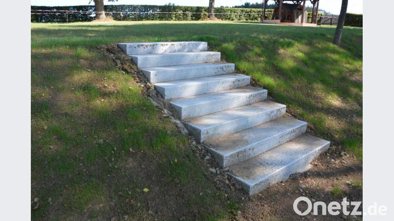 Zum Biergarten führt eine neue Betontreppe. Die Fläche darum wurde eingeebnet und neu angesät. Bild: jr