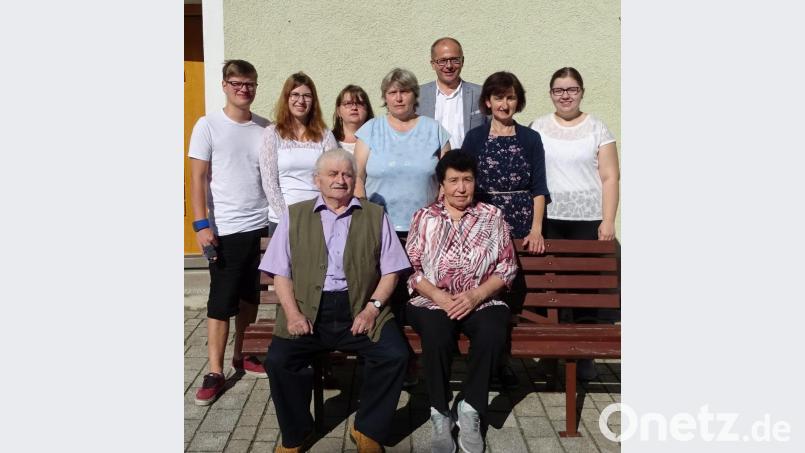 Das beil. Foto zeigt den Jubilar (vorne sitzend mit seiner Ehefrau), Bürgermeister Roman Schäffler (3.v.r.) und einem Teil seiner großen Familie mit Tochter Anita (3.v.l.) und Tochter Rosa (2.v.r.), Schwiegertochter Maria (4.v.l.), sowie die Enkelkinder Melanie (rechts) und Christina mit Freund Dennis (1. und 2.v.l.). Bild: hl