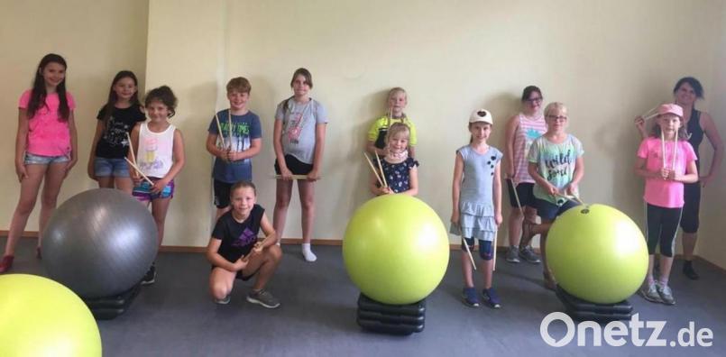 Übungsleiterin Beate Schmucker (hinten, rechts) konnte zahlreiche Kinder zur Veranstaltung &quot;Drums Alive&quot; im Rahmen des &quot;Programms für interessante Ferien&quot; willkommen heißen. Z einem Abschlussfoto versammelten sich alle im TuS-Studio. Bild: öt