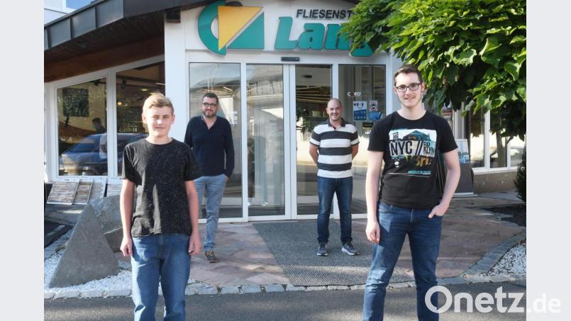Marcel Melzner (vorne, links) und Korbinian Seidel (vorne, rechts) haben am 1. September ihre Ausbildung bei Fliesen Lang in Altenstadt begonnen. Für Geschäftsführer Heribert (hinten, links) und Christian Lang ein Gewinn im Betrieb, der händeringend nach Fliesenlegern sucht. Bild: Gabi Schönberger