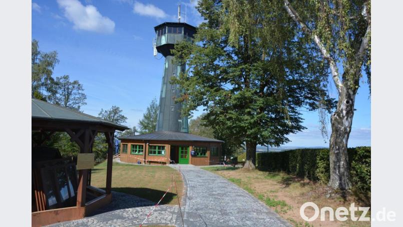 Der Weg zum Grenzlandturm wurde neu eingefasst und gepflastert. Jetzt können der Turm und das Turmstüberl trockenen Fußes erreicht werden. Bild: jr