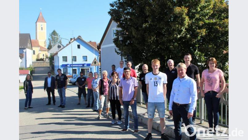 Nah am namensgebenden Fluss: Die Gründungsmitglieder des neuen wohltätigen Vereins &quot;9.9 Schwarzachtal e.V.&quot;. Bild: mvs