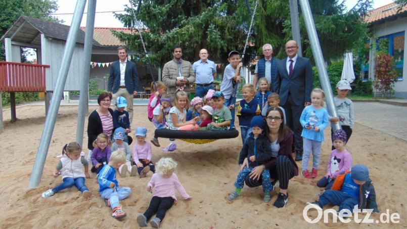 Freude bei den Kindergartenkindern über ihre neue Nestschaukel:
Mit dabei bei der Einweihung waren (hi.v.LI) Bürgermeister Wolfgang Söllner, Pfarrer Pater Anish George, Schreiner Manfred Philipp, Hubert Becher, Kirchenpfleger Stefan Kausler
v.li.sitzend: Kinderhausleiterin Bianca Kastner Bild: soj