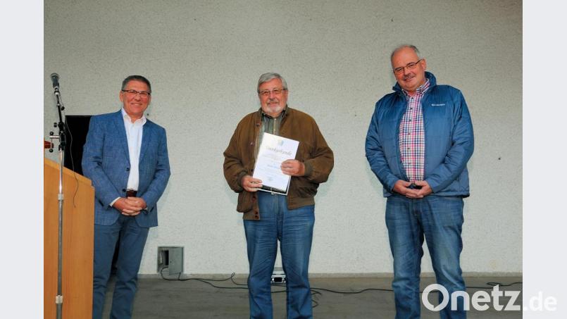 Für seine 42-jährige Tätigkeit in der Kommunalpolitik wurde Otmar Zeitler (Mitte) mit einer besonderen Ehrung bedacht. Bürgermeister Oskar Schuster (links) und sein Vorgänger Gottfried Härtl (rechts) dankten dem verdienten und langjährigen Gemeinderat und Bürgermeister. Bild: bsc