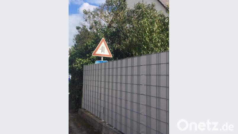 Der Sichtschutz am Venediger Weg darf bleiben. Das Verkehrsschild muss höher gesetzt werden. Bild: ihl
