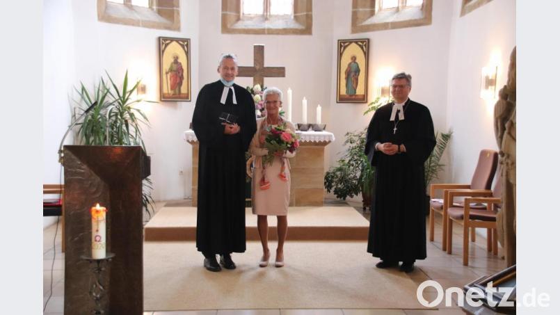 Bei der Entpflichtung dankt Dekan Karlhermann Schötz (rechts) nicht nur Pfarrer Uwe Markert (links), sondern auch seiner Frau Kristina. Bild: cog