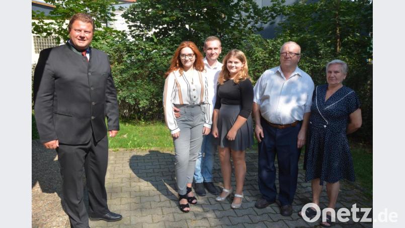 Goldene Hochzeit feierten am Samstag Elvira und Jakob Nuss. Ihnen gratulierten (von links) Bürgermeister Stefan Grillmeier, Enkelin Konstanze, Sohn Konstantin und Enkelin Melissa. Bild: jr