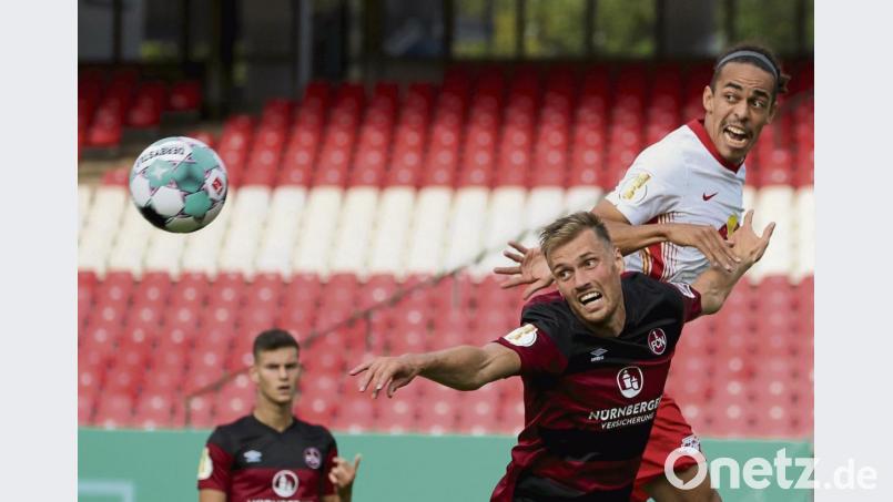 Haushoch überlegen: Der Leipziger Yussuf Poulsen (rechts) überspringt Asger Sörensen vom 1. FC Nürnberg. Bild: Daniel Karmann/dpa